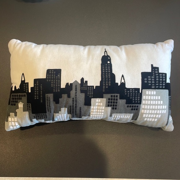 NYC skyline accent pillow black & white - Picture 1 of 1